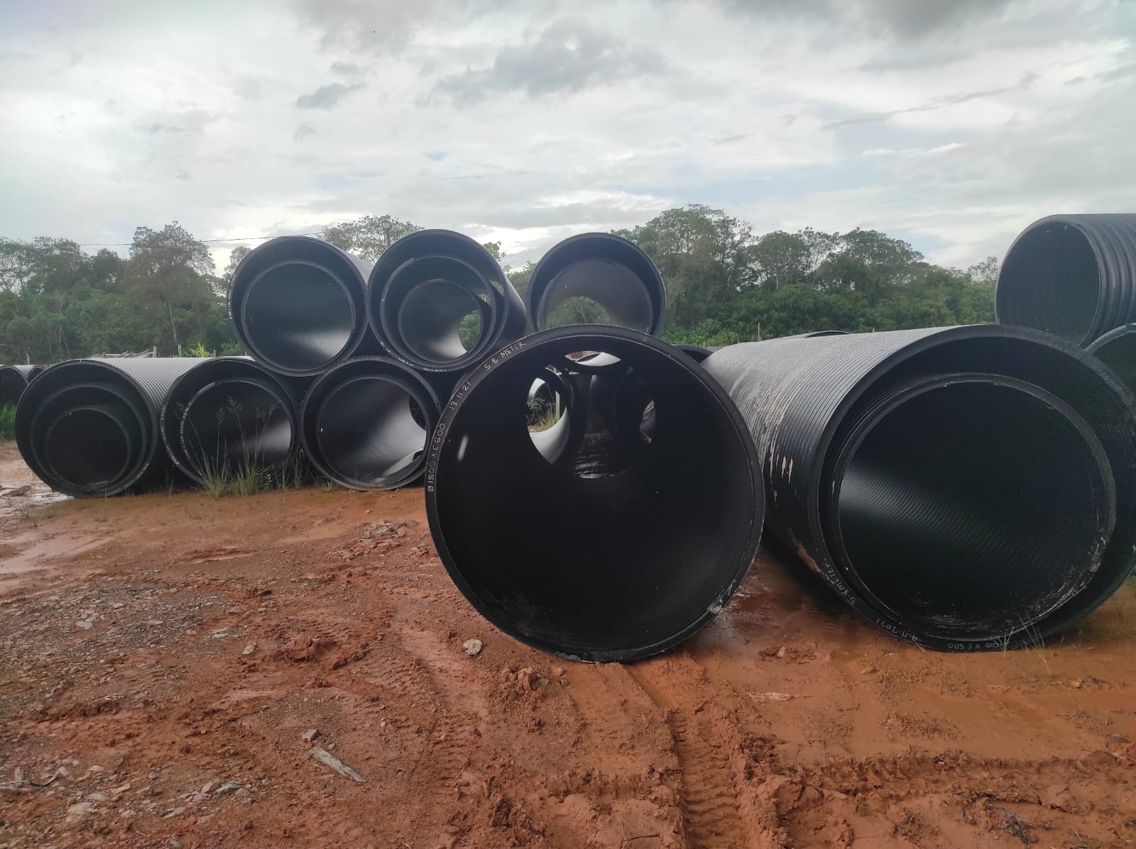 Gorong-Gorong HDPE (HDPE Reinforced Spiral Pipes) 2 Tumpukan gorong-gorong HDPE profiled wall berbagai diameter di lokasi proyek